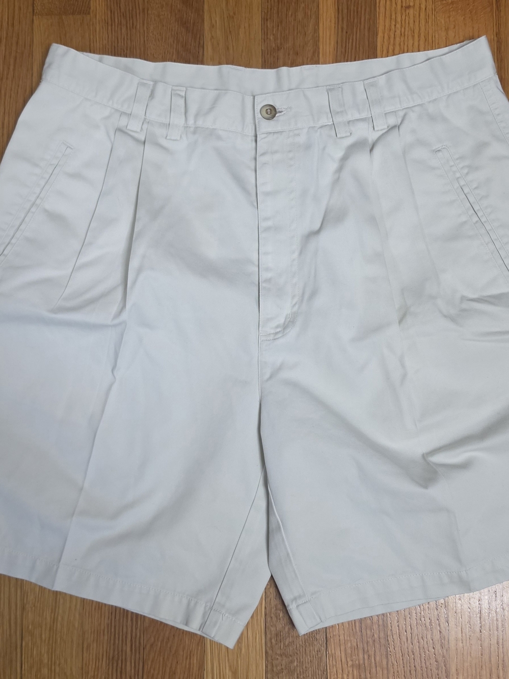 Greg Norman Collection Men's Classic Pleated Khaki Shorts In Size 36